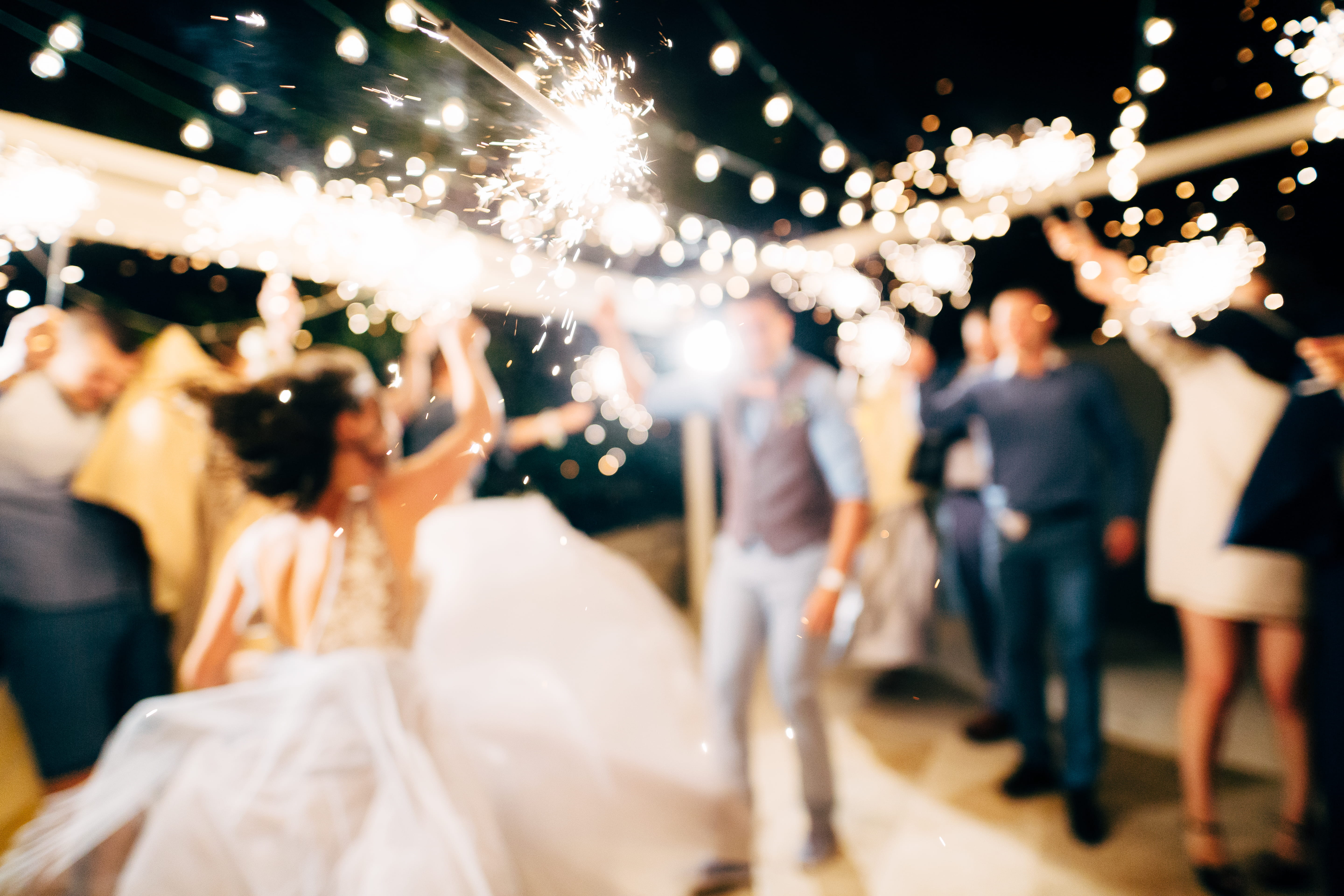 2026 wedding trends showing wedding party dancing with sparklers